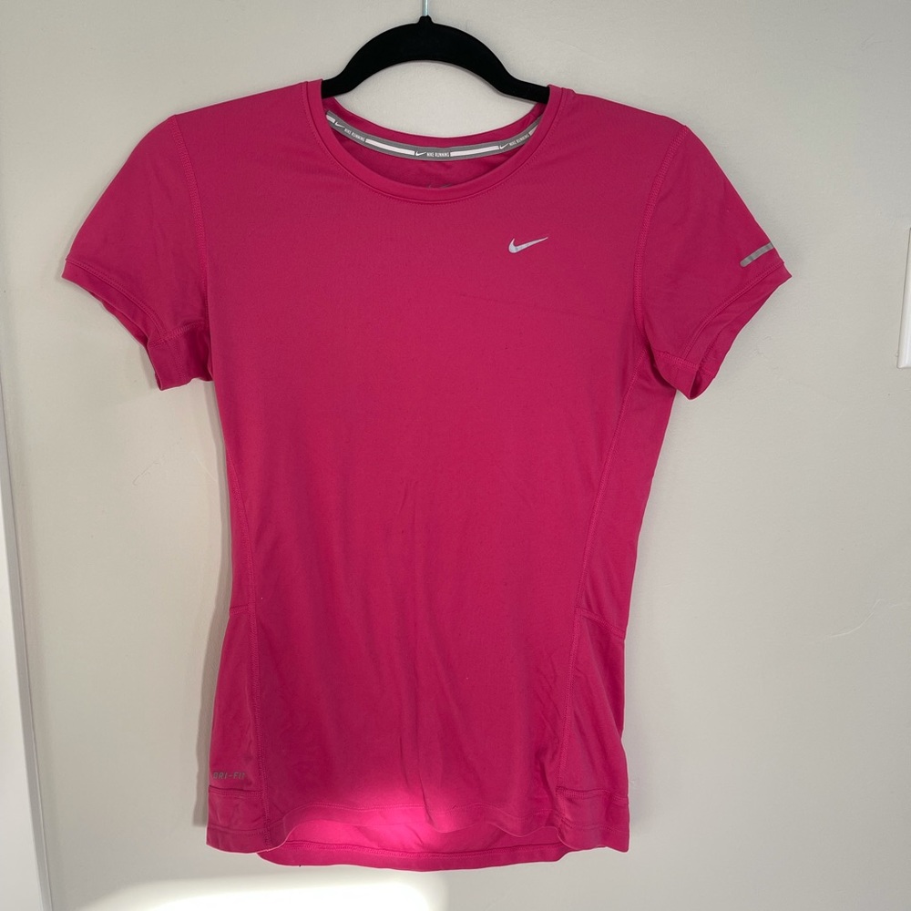 ✨💕Nike WOMENS Dri-fit shirt 💕✨